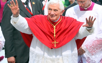 Benedykt XVI pobłogosławił, raka nie ma