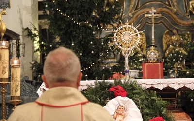 Bp Andzrej F. Dziuba przed Najświętszym Sakramentem