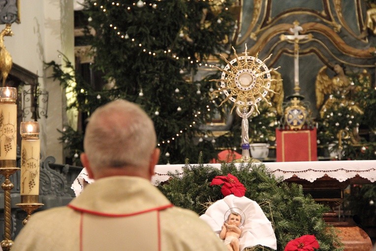 Bp Andzrej F. Dziuba przed Najświętszym Sakramentem