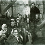 Ks. prał. Władysław Nowobilski z parafianami w 1972 roku - tuż po wzniesieniu murów kościoła w Ciścu
