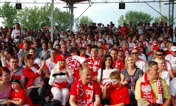 w Łowiczu mecze reprezentacji naszego kraju wspólnie oglądało 1000 osób