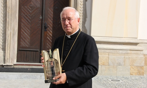 Biskup Andrzej F. Dziuba ze statuetką dla diecezji