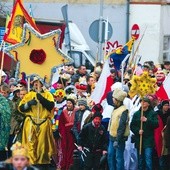  W ubiegłorocznych Orszakach Trzech Króli, zorganizowanych na terenie diecezji legnickiej,  uczestniczyło kilkanaście tysięcy osób. Na zdjęciu orszak w Nowogrodźcu