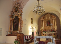  Ołtarz główny w kościele