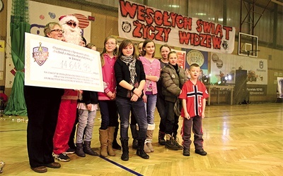  Turniej charytatywny „Gwiazdy na Gwiazdkę” w Łowiczu. Elżbieta Błaszczyk z symbolicznym czekiem w otoczeniu swoich podopiecznych