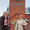  Józefa Bartoszek i Teresa Tubek przed kościołem parafialnym