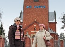 Józefa Bartoszek i Teresa Tubek przed kościołem parafialnym
