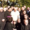  To zdjęcie wiele osób uważa za swoiste proroctwo. Jest wspomnieniem pielgrzymki duszpasterzy akademickich  na Watykan. Prawa ręka Jana Pawła II na głowie ks. Tomasika miała być zapowiedzią sakry
