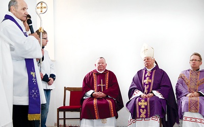 Podczas Eucharystii rozpoczynającej jubileusz, której przewodniczył bp Adam Odzimek, proboszcz ks. Stanisław Kosowicz przypomniał historię parafii