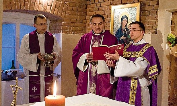  W pierwszej Mszy św. w nowej kaplicy uczestniczyli wolontariusze i przyjaciele Domu Miłosierdzia