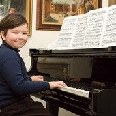 Ośmioletni Wiktor, choć gra na fortepianie dopiero od dwóch lat, ma szansę podbić pianistyczny świat