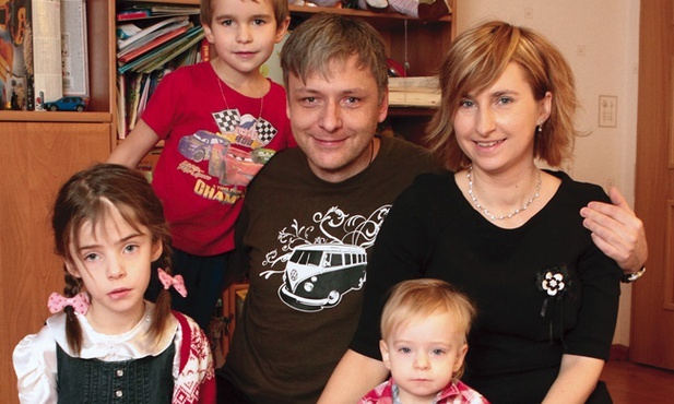 Wojciech Chuchnowski z żoną Inką i dziećmi