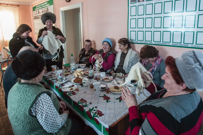  Spotkanie potomków Polaków w Domu Polskim. Przy końcu stołu stoi  (w futrzanej czapce) szefowa Domu Galina Janaszek. Obok niej stoi Ludmiła Wieżentas