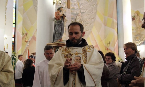 Relikwie bł. Jana Pawła II do kościoła w Szczukach wprowadził o. Alan Brzyski
