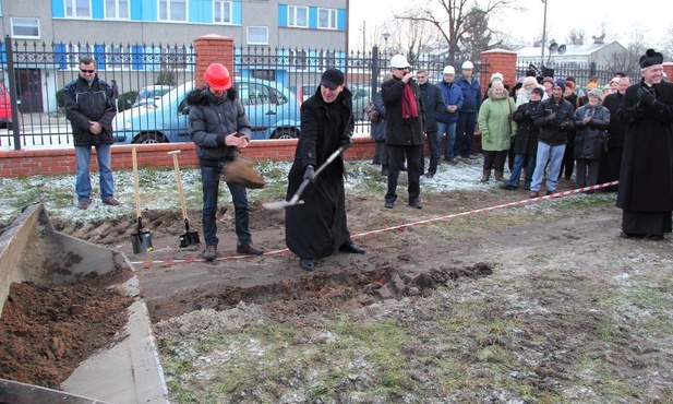 Proboszcz nowej parafii ks. Rafał Wiśniewski doskonale posługuje się szpadlem