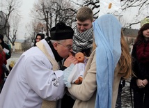 Ks. Stanisałw Banach całuje figurkę Jezusa