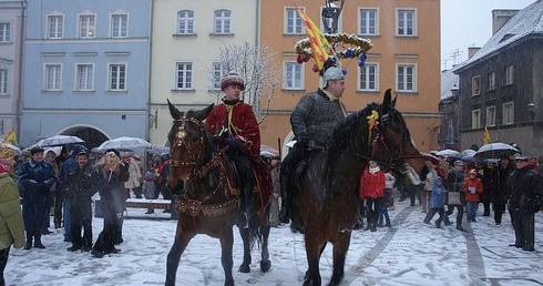 Przeszły królewskie orszaki