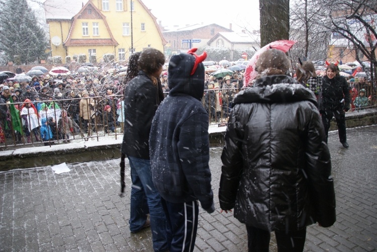 Tychy - orszak w padającym śniegu