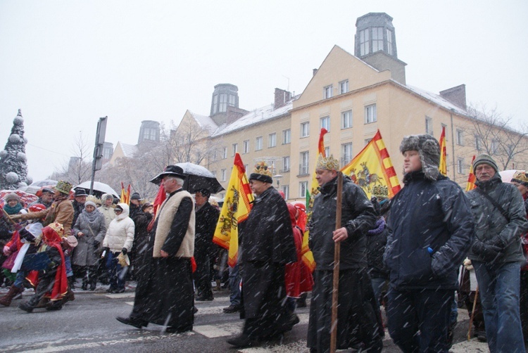 Tychy - orszak w padającym śniegu