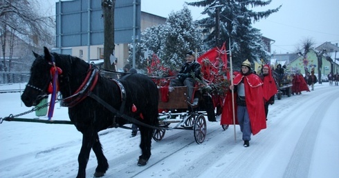 Orszak Trzech Króli wędrował za królewskimi powozami