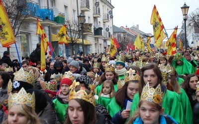 Orszak w Płocku zmierzający ul. Tumską do katedry