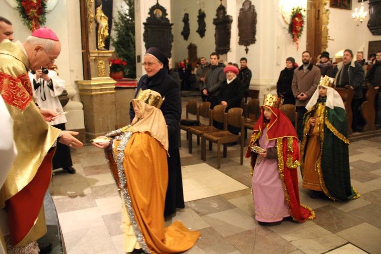 Bazylika katedralna w Łowiczu. Trzej Królowie w procesji z darami