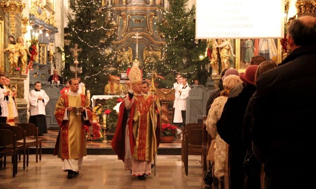 Bp Andrzej F. Dziuba święci kredę i kadzidło