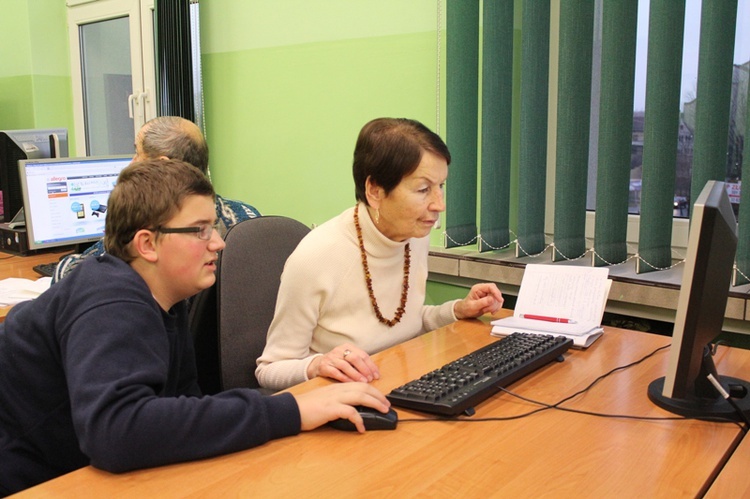 Gimnazjaliści uczą seniorów