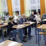 Gimnazjaliści uczą seniorów