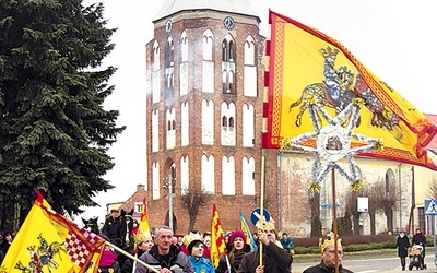 Pochód Trzech Króli w Miłakowie przemaszerował przez miasto do Domu Kultury 