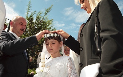 Rodzice błogosławią dzieci przy wyjątkowych okazjach. A powinni czynić to jak najczęściej