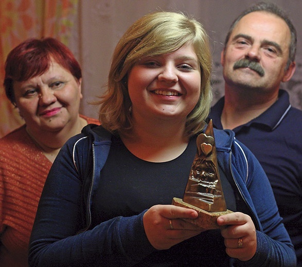 Kasia Stępień i jej rodzice otrzymali „statuę ocalenia” od Szczepana Kowalskiego 
