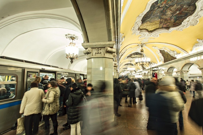 Wagoniki metra do takiego wnętrza wręcz nie pasują. Na wielu stacjach można spotkać... Lenina