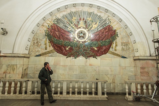 Wystarczy wsiąść w wagonik, by za kilka minut stanąć przed mozaiką wychwalającą ZSRR