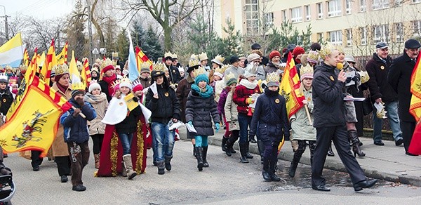  Ulicami Łowicza za Trzema Królami, którzy przyjechali konno, wędrowała rzesza mieszkańców