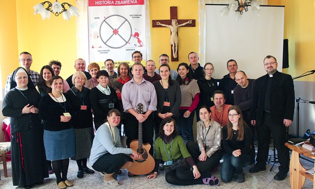  Uczestnicy kursu „Historia Zbawienia” z ks. Przemysławem Sawą (z prawej) zapraszają wszystkich, by dali Panu Bogu szansę działania  w swoim życiu
