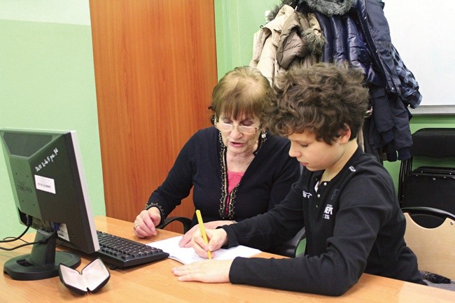 Na zajęciach komputerowych dla seniorów Kamil Polak jest osobistym nauczycielem pani Teresy Szczotki