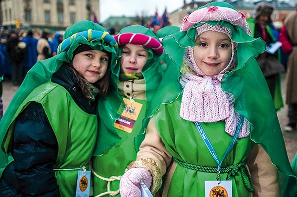  Uczniowie – mali aktorzy z kilkunastu warszawskich szkół i przedszkoli – prowadzili swoich królów do stajenki 