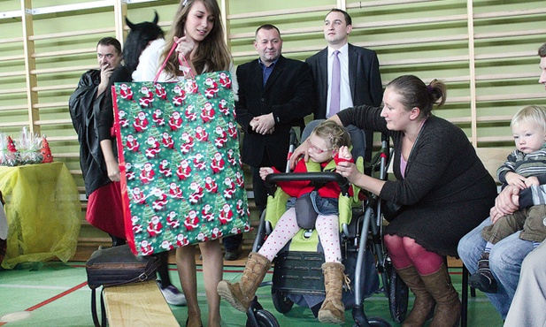  Pisarzowiccy gimnazjaliści i Emilka Olearczyk– jedna z podopiecznych Fundacji „Krzyż Dziecka”