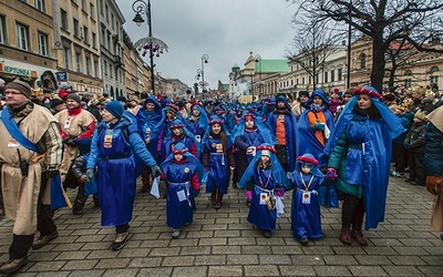  Podczas warszawskiego przemarszu organizatorzy rozdali  kilkanaście tysięcy papierowych koron 