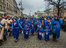  Podczas warszawskiego przemarszu organizatorzy rozdali  kilkanaście tysięcy papierowych koron 