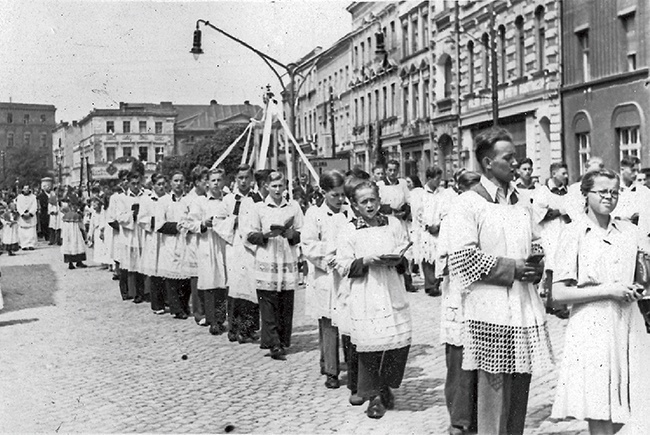  Alumni MSD w procesji Bożego Ciała we Wschowie w 1950 roku
