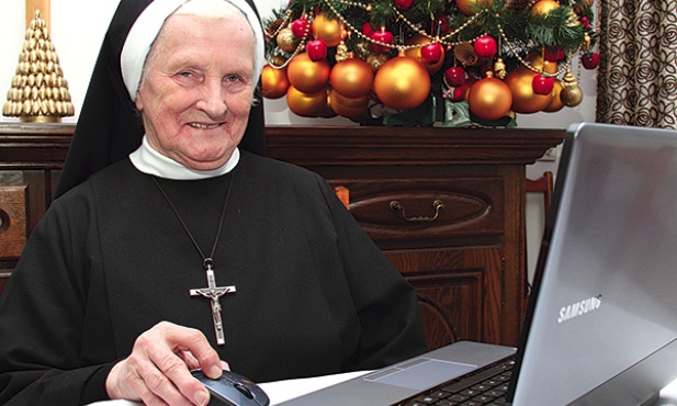 Siostry Niepokalanego Serca NMP z domu w Niepołomicach chętnie zaangażowały się w tworzenie profilu na Facebooku. Na zdjęciu s. Bronisława przy niedawno kupionym przez zgromadzenie komputerze