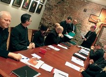  Bp Piotr Libera rozmawia o pracach 43. Synodu Płockiego z przewodni-czącymi komisji synodalnych