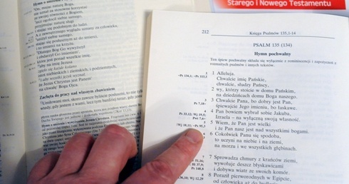 Odnośniki innych miejsc biblijnych pomagają szukać tekstów Pisma Świętego, które odnoszą się do czytanych fragmentów