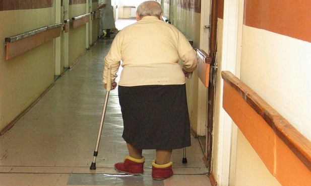 94-latkę usunięto z domu starców, bo zalegała z opłatami
