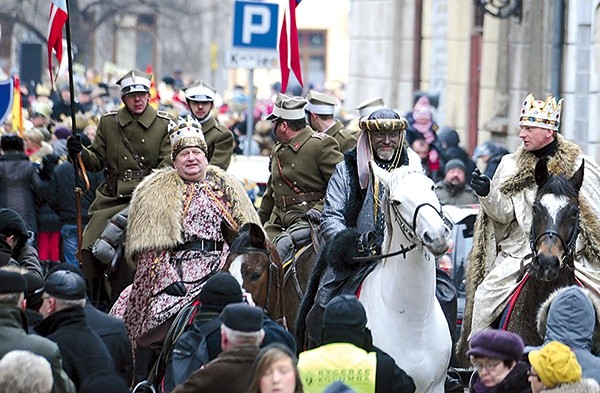  Barwny korowód do betlejemskiej szopki poprowadzili Mędrcy ze Wschodu 