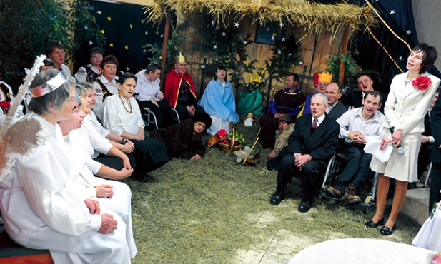  „A ty ciesz się, ciesz. Życie garściami bierz!” – śpiewali podopieczni ośrodka, niosąc wszystkim noworoczne przesłanie radości