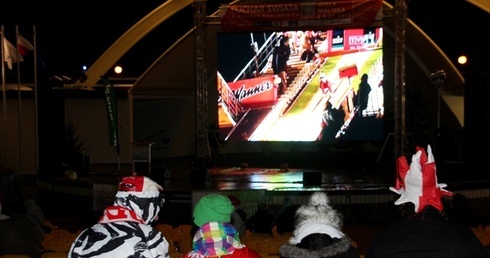 Kibice zebrali się także w wislańskim amfiteatrze