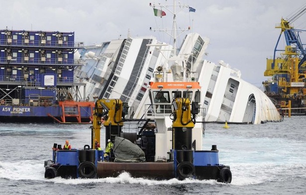 Rok temu wywróciła się Costa Concordia